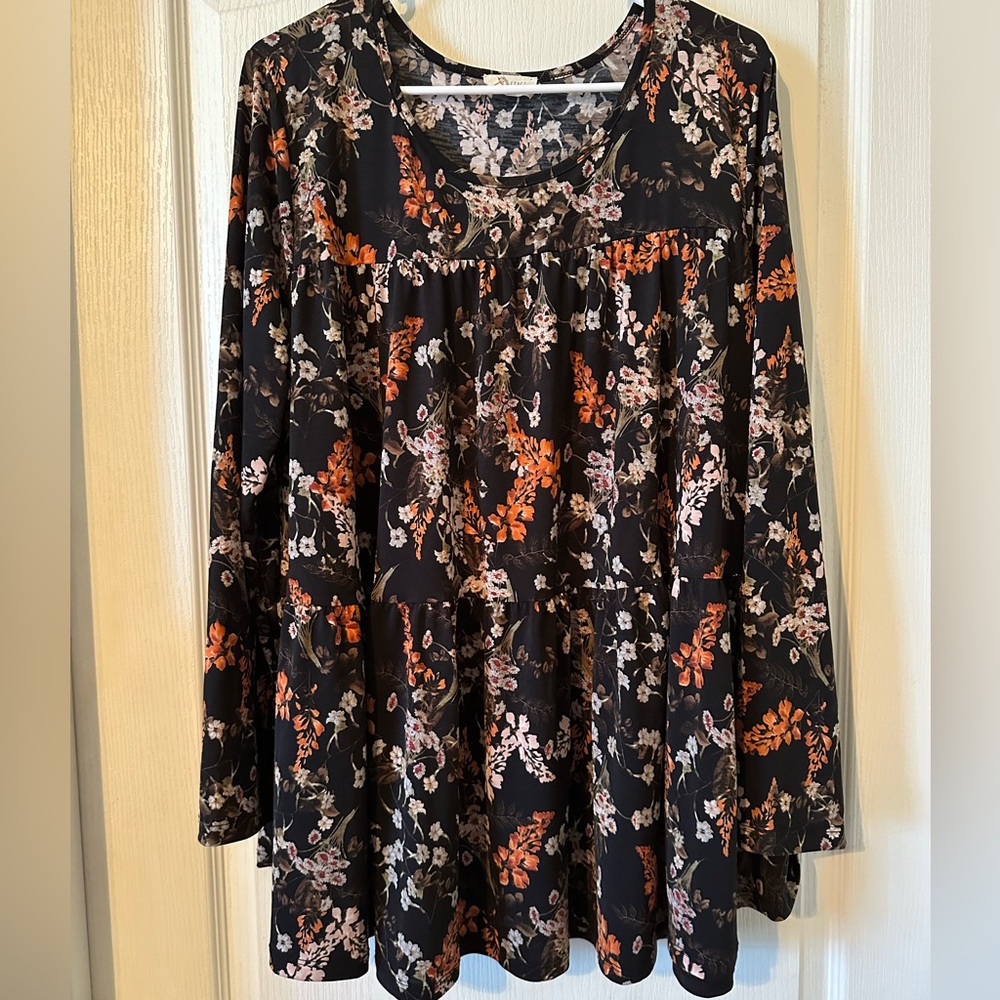 Boutique Flowy Flower Fall Top. Size 1XL